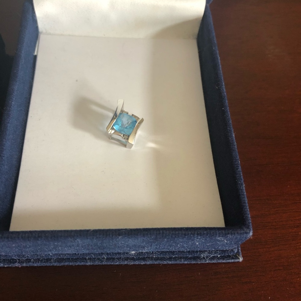 Topaz necklace pedant. 10kt white gold